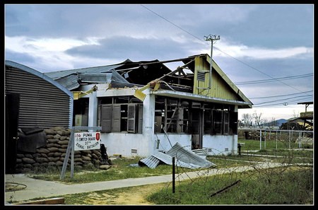 Chú thích của Steve Brown trên Flickr cá nhân của mình về bức ảnh: "Trong nửa đầu năm 1967, tôi đã đóng quân tại căn cứ chính của Mỹ tại Đà Nẵng. Vào đêm 27/2, quân giải phóng đã lần đầu tiên sử dụng tên lửa để tấn công vào căn cứ không quân tại đây. Không mất nhiều thời gian để nhảy ra khỏi giường khi quả tên lửa đầu tiên rơi xuống. Một quả tên lửa đã phá hủy doanh trại trong bức ảnh. Những binh sĩ đã thoát nạn nhờ trú ẩn kịp thời. May mắn là tổng đài điện thoại quan trọng ở liền kề đã không hứng chịu bất kỳ thiệt hại nào. Theo các báo cáo chính thức, ít nhất 10 binh sĩ thuộc các đơn vị khác nhau đã thiệt mạng trong vụ tấn công. Trong số đó có một lính thủy quân lục chiến mà tôi quen, anh A. J. Turner, người từng thực hiện nhiệm vụ liên lạc hàng hải trong đơn vị của tôi. Sau vụ tấn công này, Đà Nẵng hứng chịu thêm hai vụ tương tự trong năm 1967. Tôi là nhân chứng của cả 3 vụ tấn công, mặc dù trong vụ xảy ra ngày 15/7 là từ một địa điểm an toàn trên sườn núi. Trong hai vụ kia, tôi đã đối mặt với những tiếng nổ rất lớn, kéo dài khoảng 20 phút. Trong bóng đêm, có thể nhìn thấy làn sóng lửa lan tỏa như hòn đá ném lên mặt nước. Đó là cảnh tượng không giống với bất kỳ điều gì khác tôi từng chứng kiến trong đời.